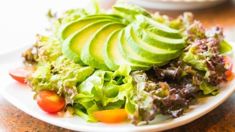 Bơ được thái lát và cho lên trên đĩa salad