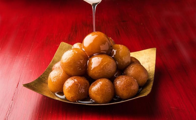 Gulab Jamun - món bánh sữa chiên hấp dẫn của ẩm thực Ấn Độ.