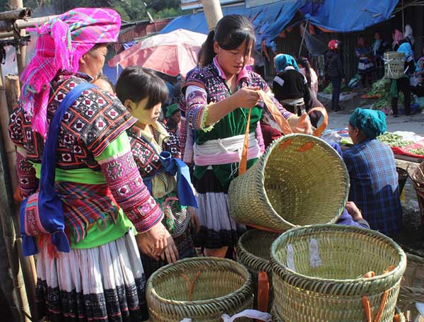 Tham quan chợ phiên Sapa