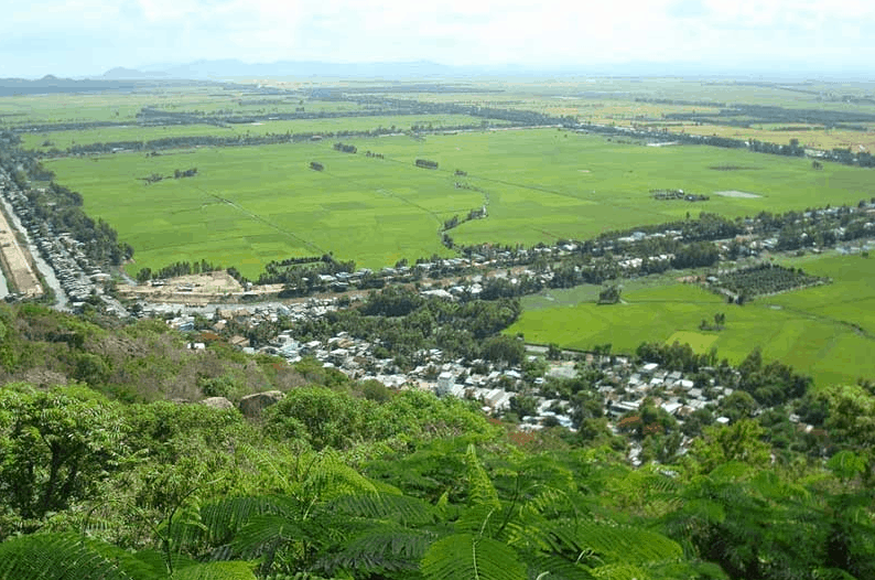 ngam-nhin-toan-canh-chau-doc-tu-tren-nui-sam