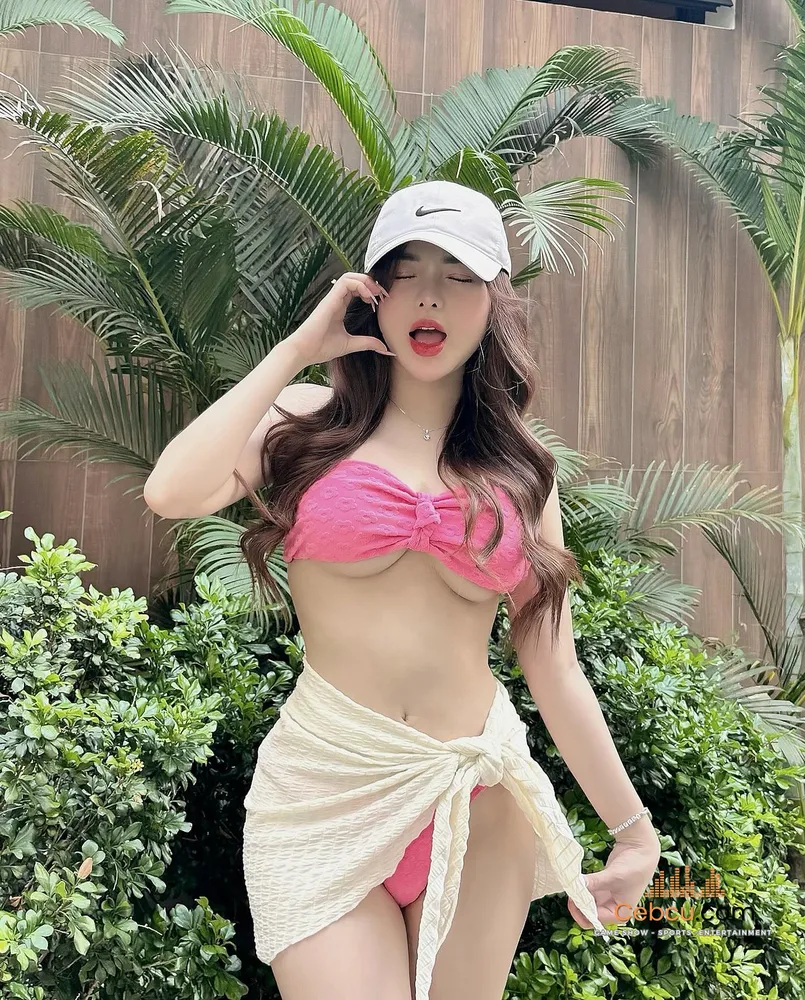 Hot girl khoe hàng