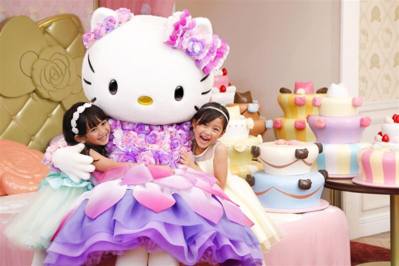 hình ảnh hello kitty và trẻ em