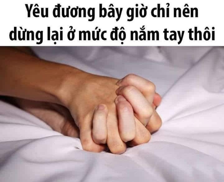 Ảnh hai bàn tay nắm lấy nhau hài hước.