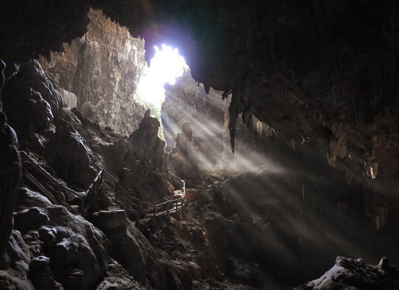 Trekking khám phá Hang Chiều