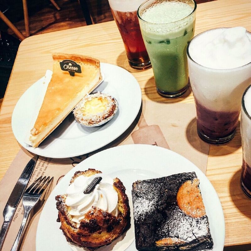 Combo Brownie hay Cheese Tart cùng với Matcha Macchiato cũng là một “cặp đôi hoàn hảo” tại Tous Les Jours.