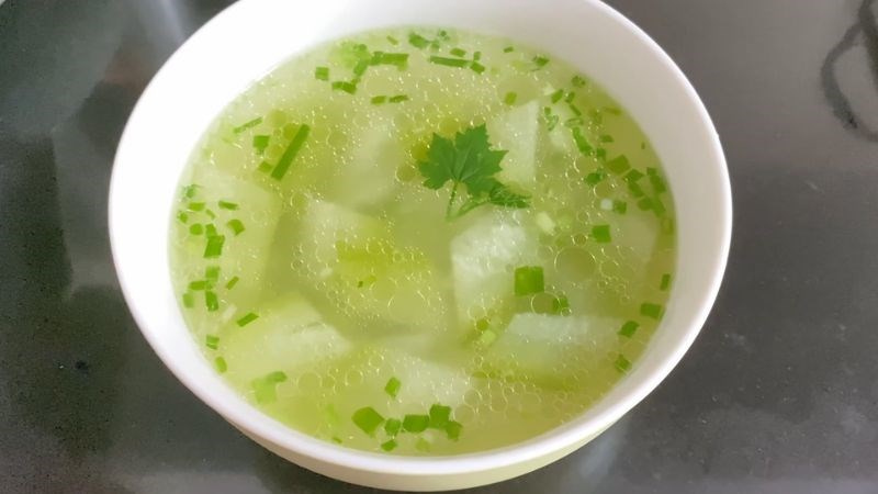 Canh bí đao là một món ăn thanh mát, giàu chất xơ và ít calo