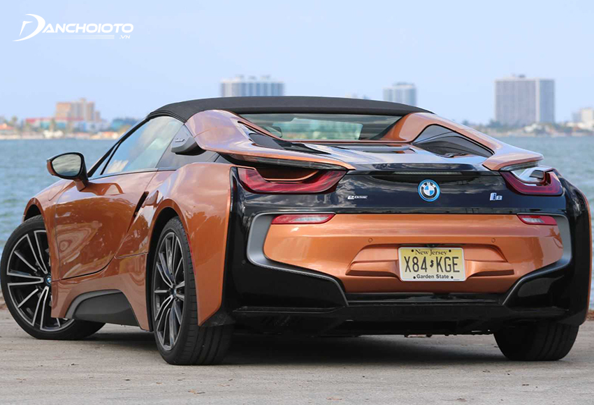 Các đường cắt xẻ tiếp tục đem lại cho BMW i8 một phần đuôi độc đáo ở mọi góc cạnh