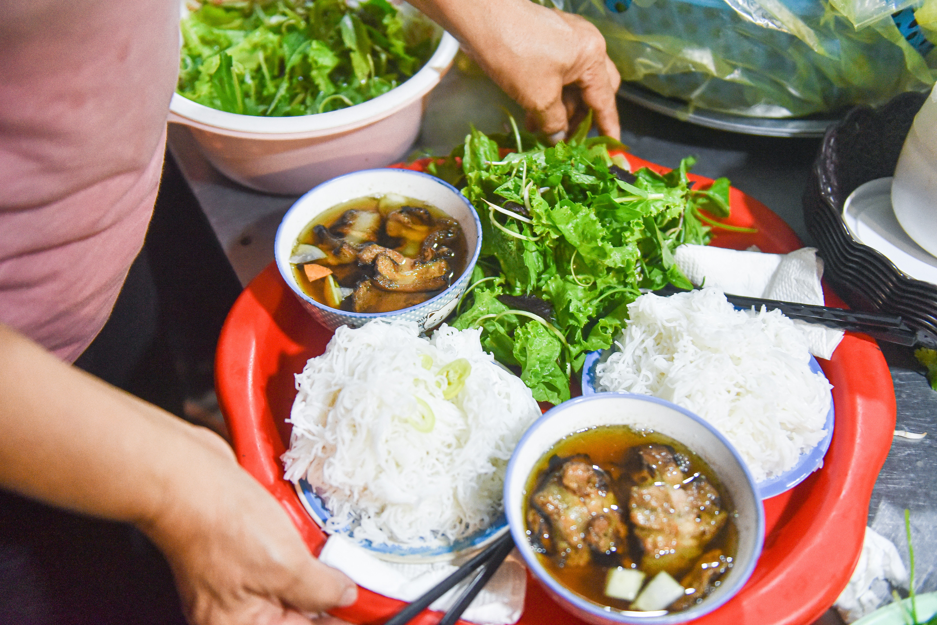 Cầm 100 nghìn dạo thiên đường ẩm thực ngõ Đồng Xuân, 'ăn sập' món ngon Hà Nội