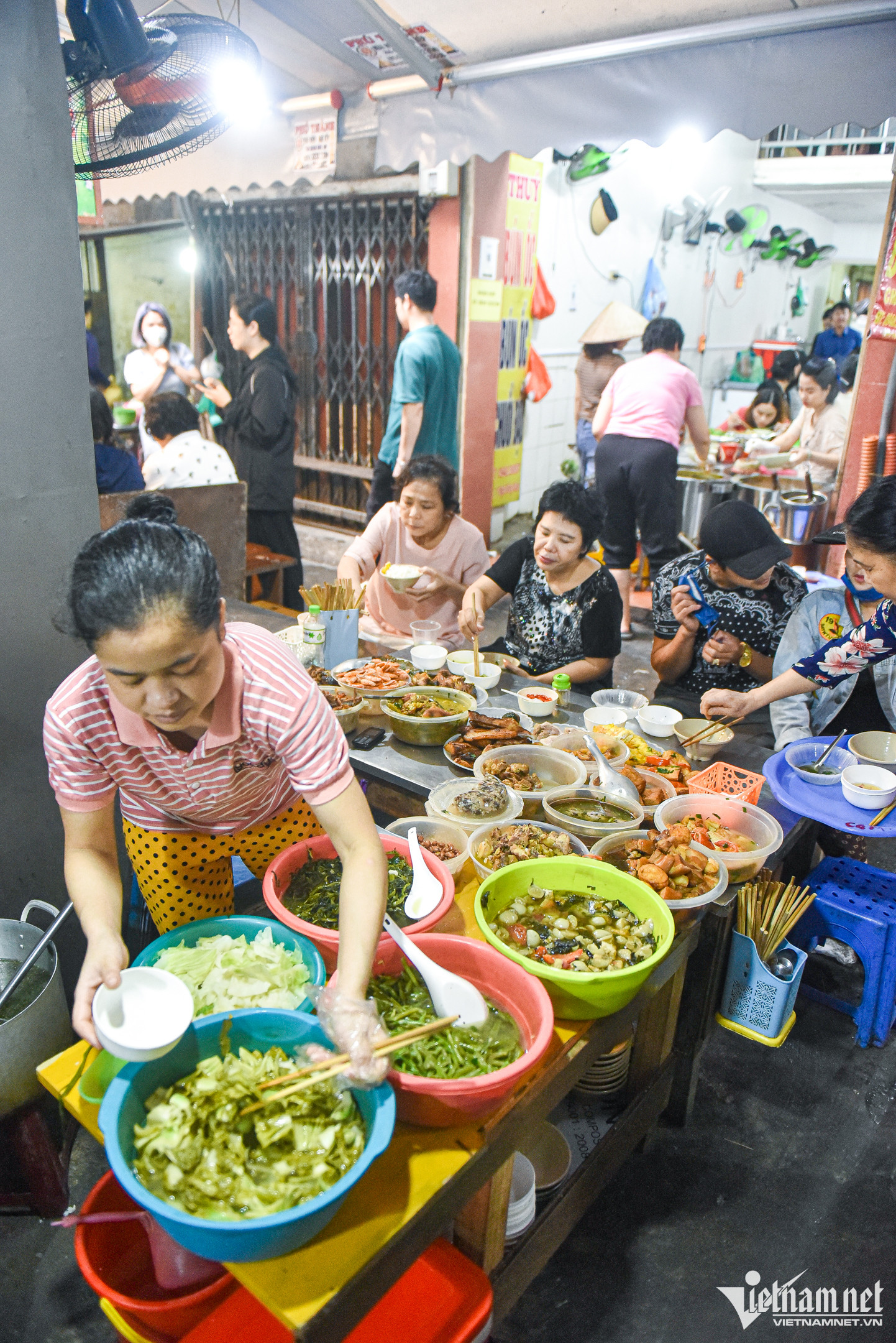 Cầm 100 nghìn dạo thiên đường ẩm thực ngõ Đồng Xuân, 'ăn sập' món ngon Hà Nội