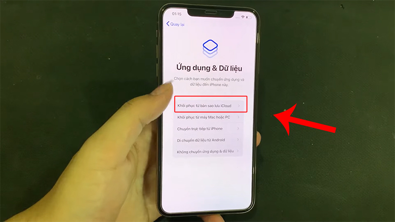 Chọn Khôi phục từ bản sao lưu iCloud