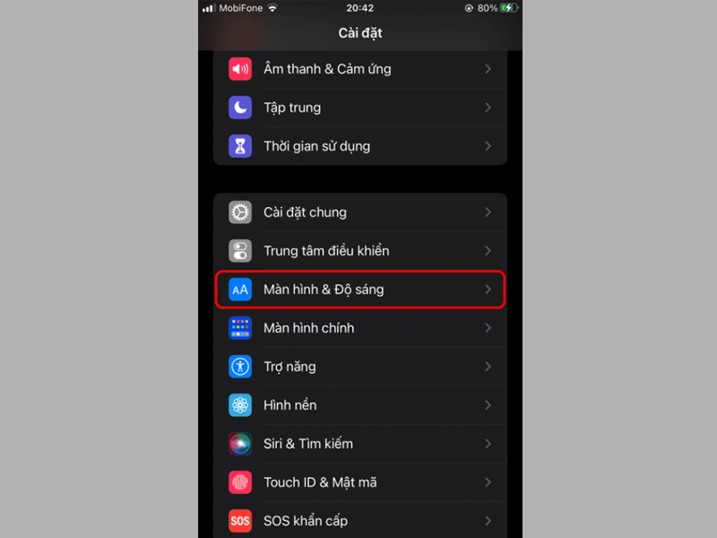 Tìm và nhấn vào tùy chọn Màn hình & Độ sáng