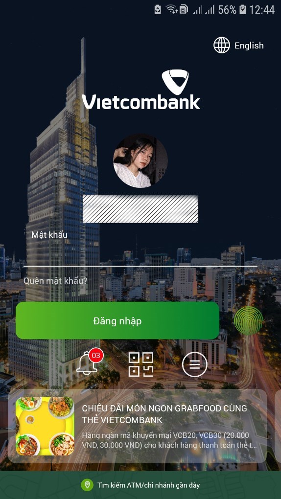 Mở ứng dụng Vietcombank trên điện thoại.