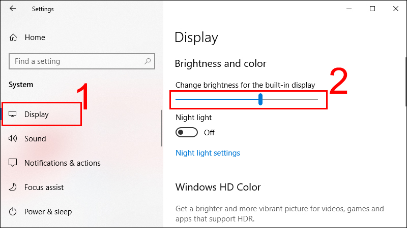 Chọn Display và trượt Change brightness for the built-in display để điều chỉnh độ sáng