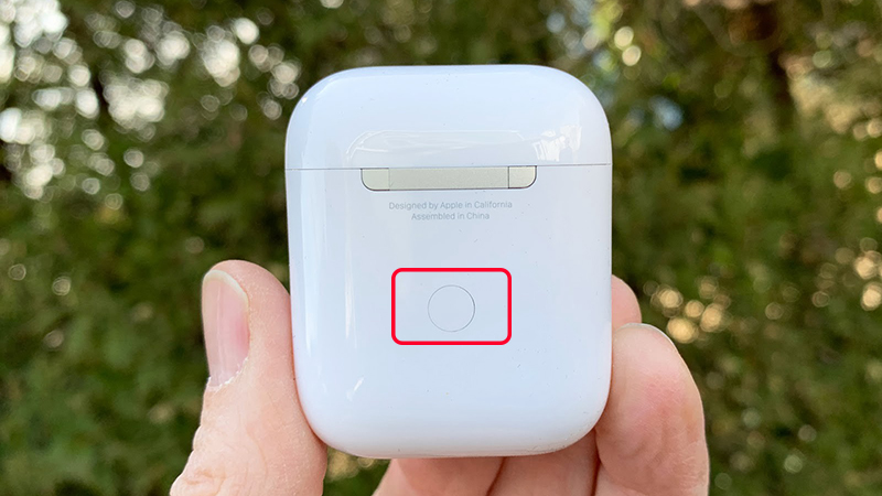 Ấn giữ nút bấm trên hộp đựng AirPods