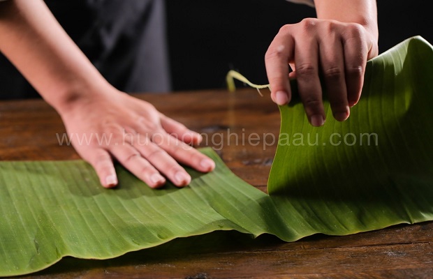 chia lá chuối thành miếng nhỏ