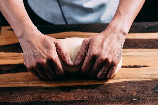 thưởng thức bánh croissant