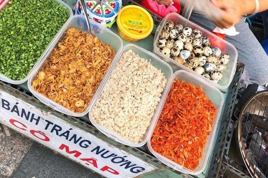 Bánh tráng nướng 6 Cao Thắng giá thành phải chăng với nhiều loại topping hấp dẫn.