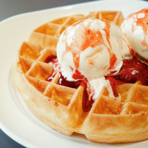 Bạn có thể dùng bánh waffle với sô cô la, kem hoặc mật ong.