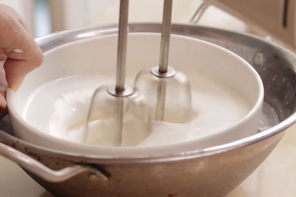 Đánh whipping cream hơi bông nhẹ