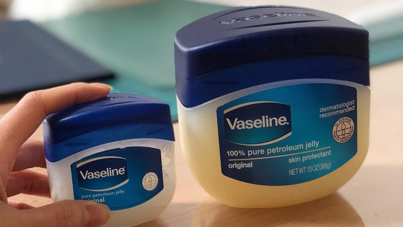 Vaseline cung cấp độ ẩm cho da, lông tóc.