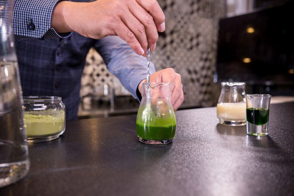 hòa tan bột matcha với nước nóng