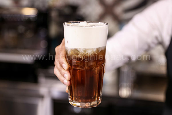 milk foam phủ trên thức uống