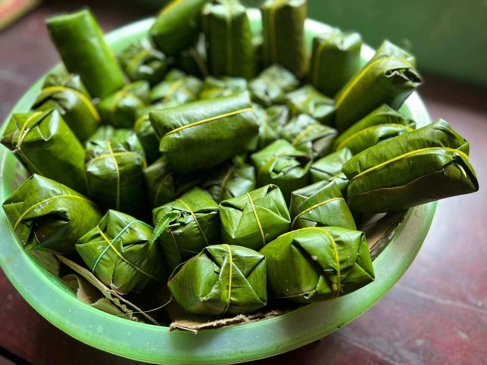 Đặc sản nem 'giật' vùi tro bếp ở Thanh Hóa, khách muốn ăn phải chờ vài ngày