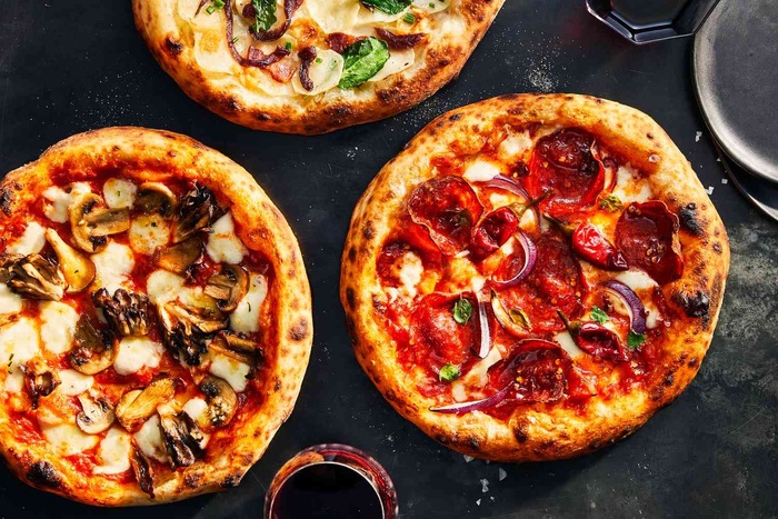 Thưởng thức pizza thơm ngon cùng các loại nước sốt đậm vị