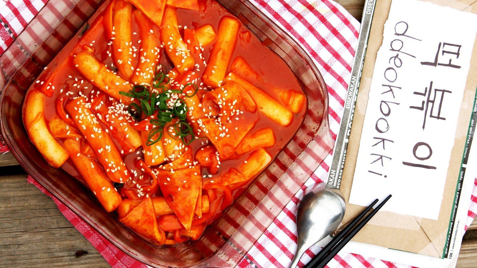 Cách làm Tokbokki bằng bánh tráng và tương ớt đơn giản tại nhà