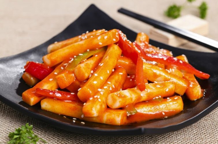 Cách làm Tokbokki bằng bánh tráng và tương ớt đơn giản tại nhà