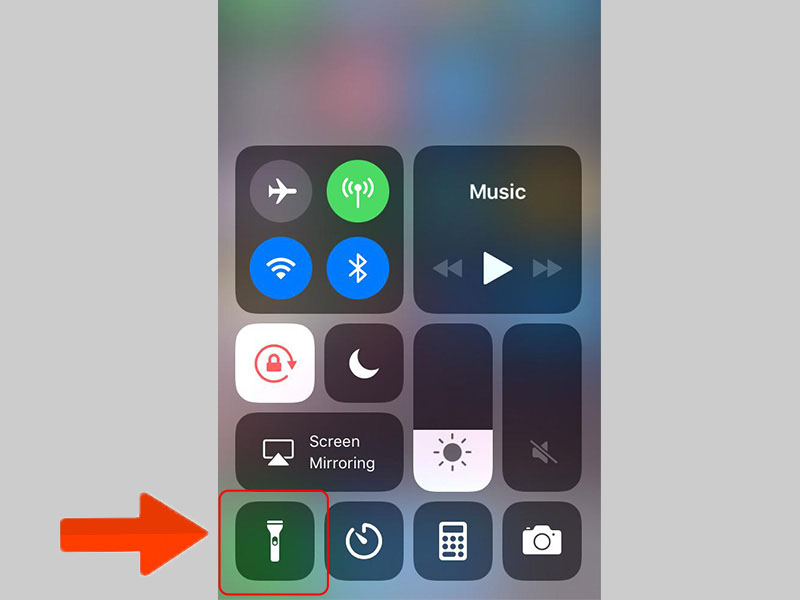 Mở đèn pin từ biểu tượng trên màn hình khóa