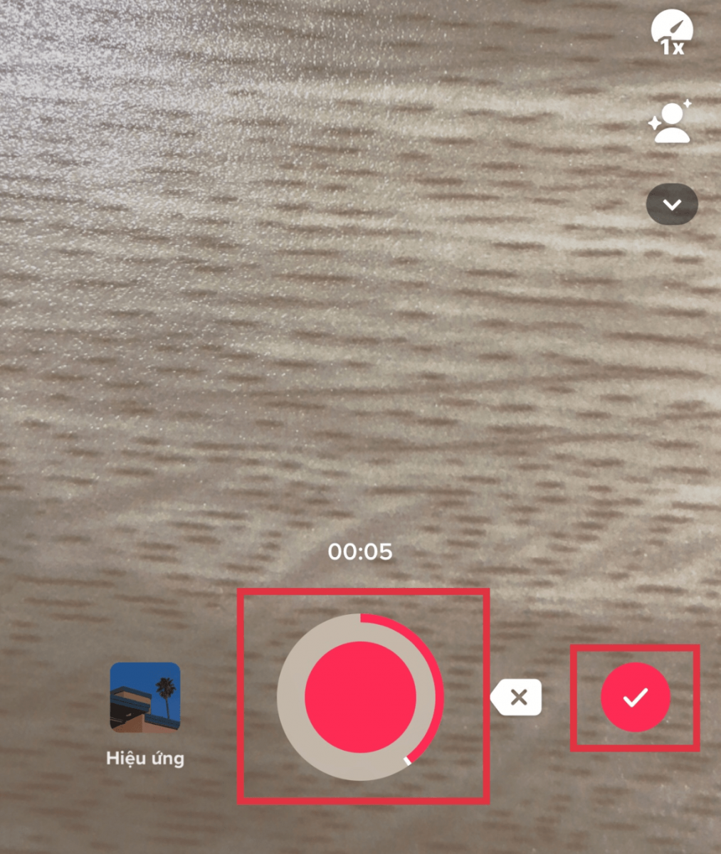 Bạn nhấn nút hình tròn để quay và bấm dấu tích để hoàn tất.