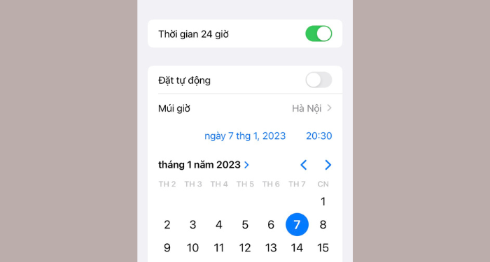 Để thay đổi ngày giờ hiện tại, bạn cần hủy chọn Đặt tự động trước.