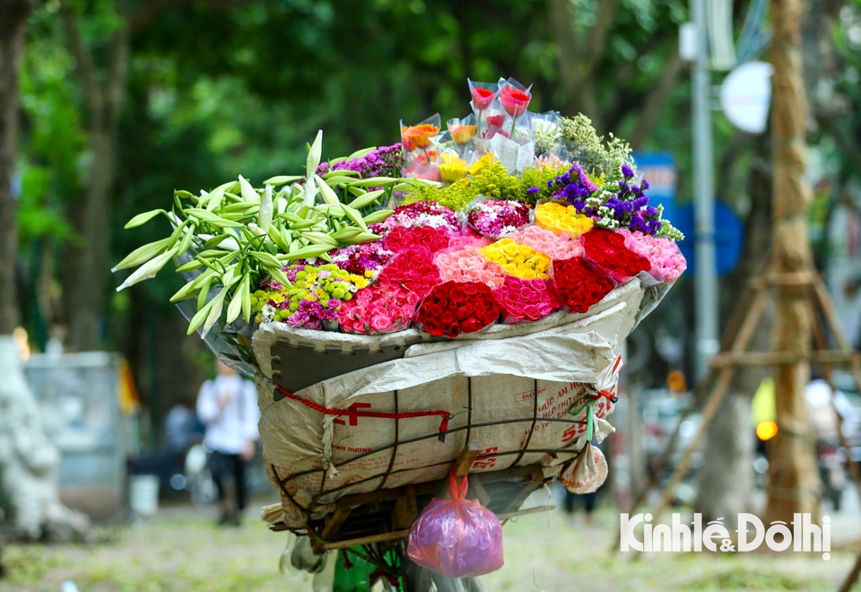 Du kh&aacute;ch chi&ecirc;m ngưỡng v&agrave; chụp ảnh lưu giữ kỷ niệm với di t&iacute;ch &Ocirc; Quan Chưởng.