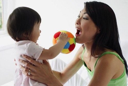 Cha mẹ đóng vai trò quyết định tới sự tiến bộ của trẻ vì cha mẹ là người hiểu trẻ nhất, có thời gian bên trẻ nhiều nhất nên dạy trẻ được nhiều.