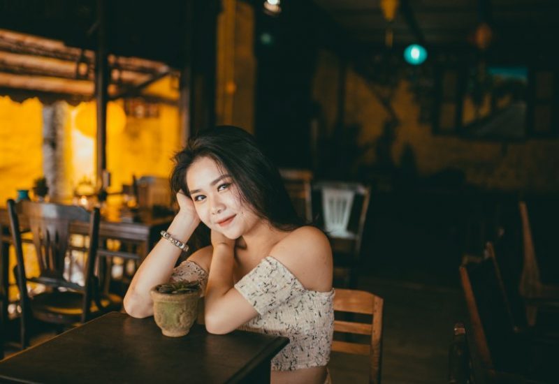 15 Cách Tạo Dáng Khi Đi CAFE