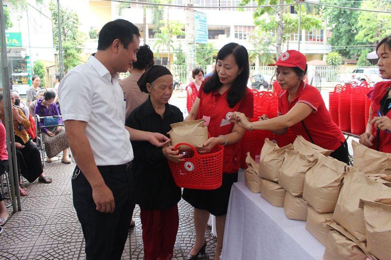 Nên làm thiện nguyện để giúp đỡ người khác