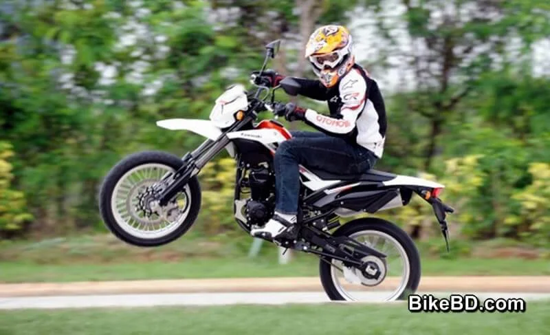 kawasaki-d-tracker-150-controlling-riding-handling