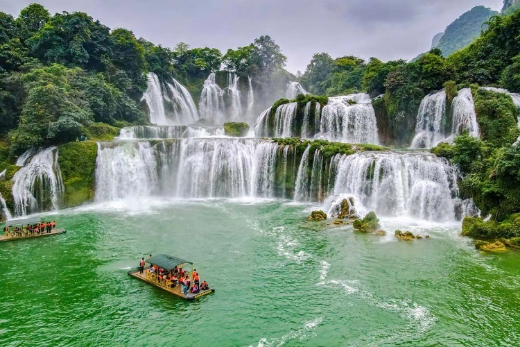 Thác Bản Giốc ở tỉnh Cao Bằng, cách trung tâm Hà Nội khoảng 400 km. (Nguồn: istock)