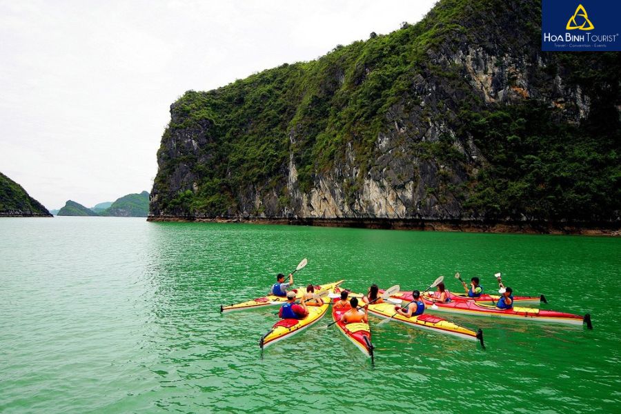 Trải nghiệm chèo thuyền kayak khám phá Vịnh Bái Tử Long 