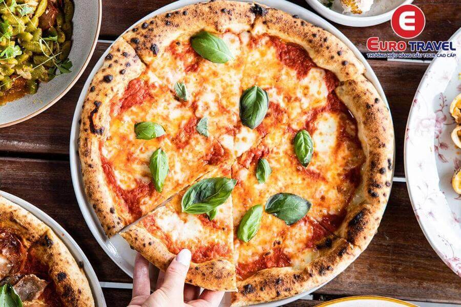 Pizza món ăn nổi tiếng trên toàn thế giới, biểu tượng của ẩm thực Italia