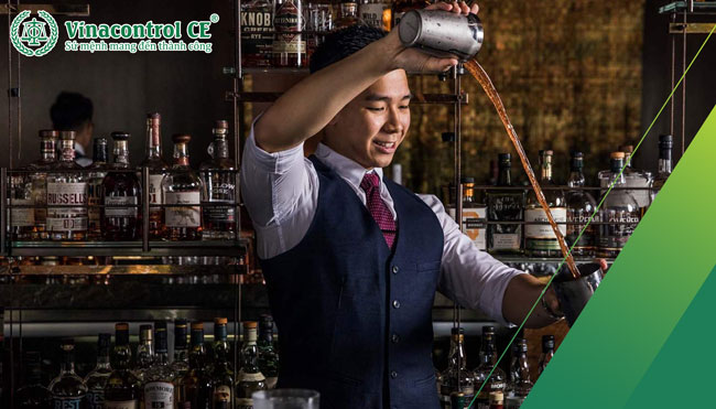 Nhân viên pha chế rượu (cocktail Barperson/ Bartender) trong F&B