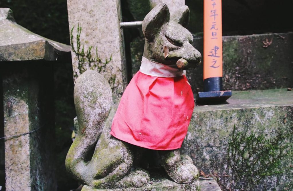 fushimi inari foxes statue