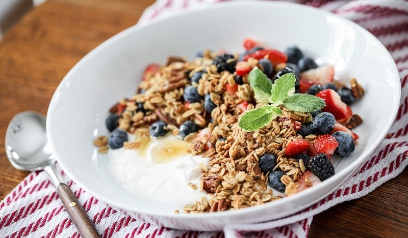 Ăn granola kèm với sữa chua hoặc sữa tươi không đường