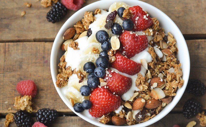 Rắc granola lên bề mặt kem tươi hoặc sữa chua