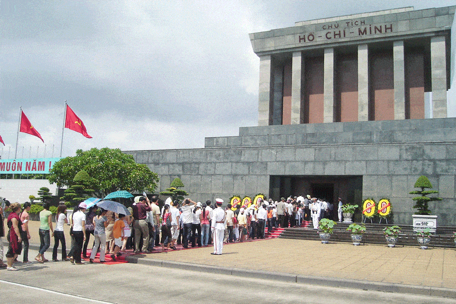 Những đoàn người trật tự nối đuôi nhau vào viếng Lăng Bác. Ảnh: ST