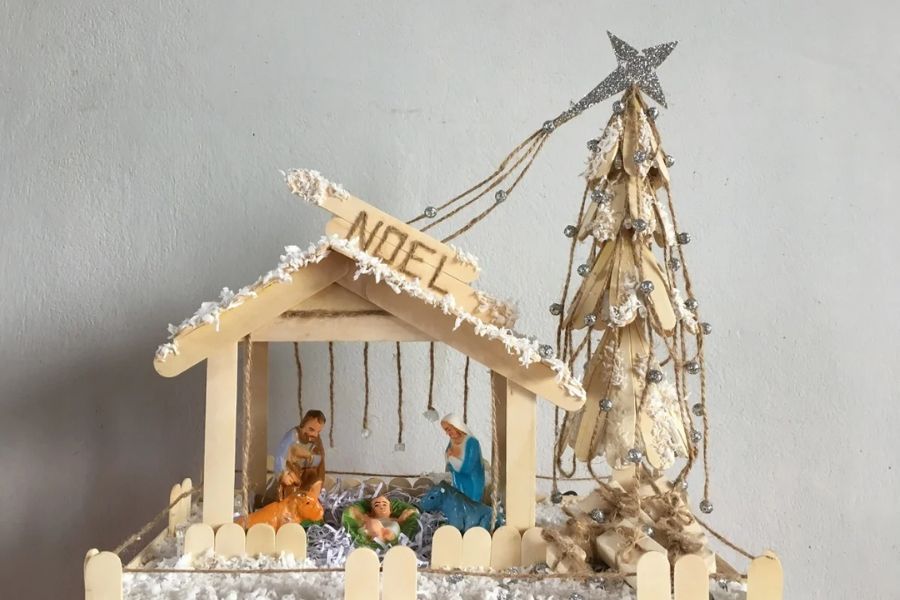 Cực kỳ ấn tượng với chiếc hang đá Noel được làm từ que kem.