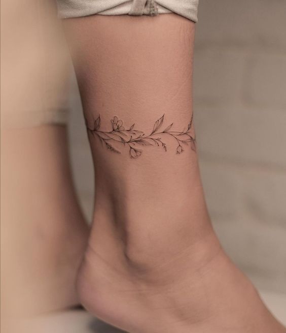 tattoo cành lá nhỏ quấn quanh cổ chân nữ