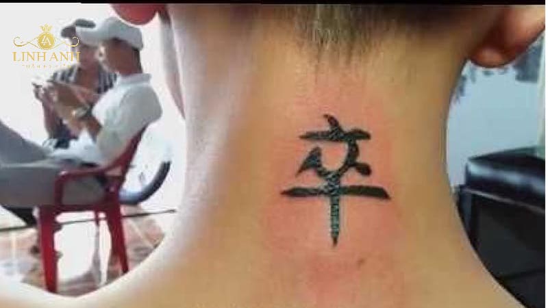 hình tattoo con chốt