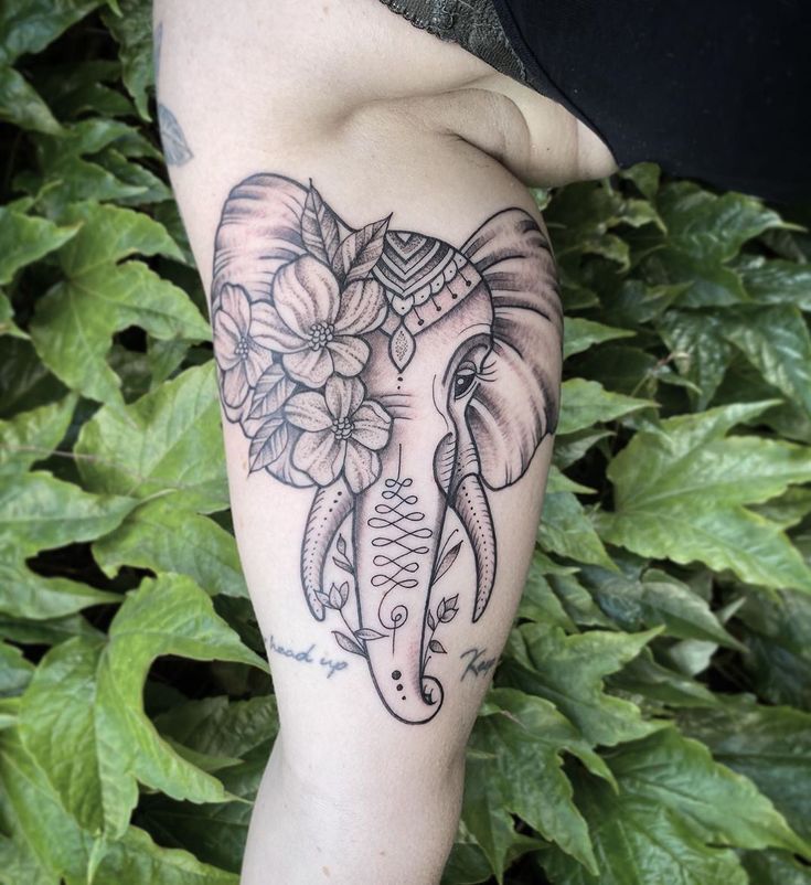 không thể rời mắt với mẫu tattoo voi ở bắp tay